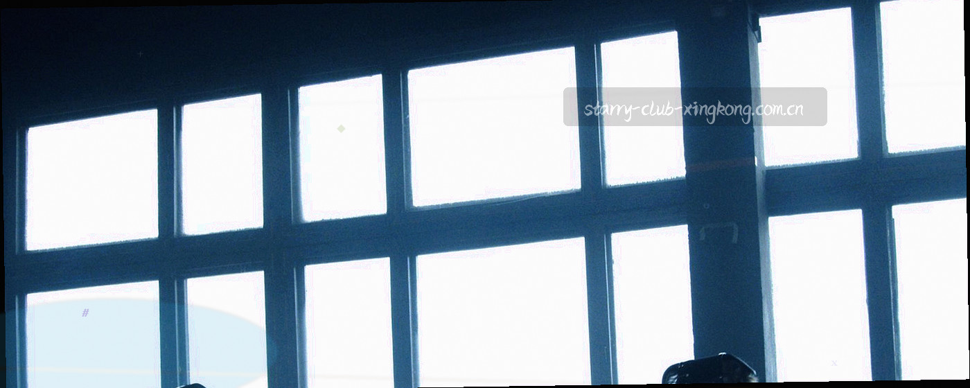 深空蓝底色上的抽象星轨曲线与锁形轮廓，冷色调，不含文字