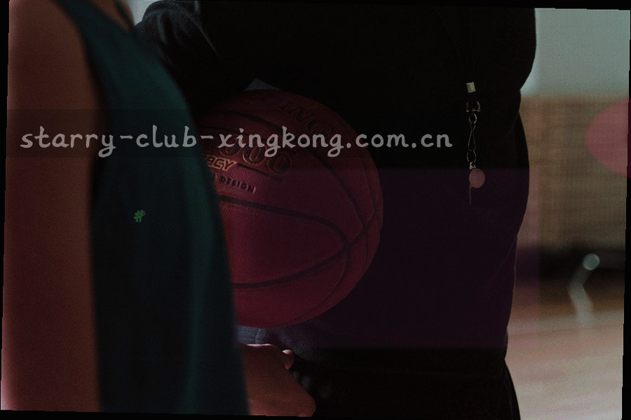 信封、便签与数据卡片并置的静物俯拍
